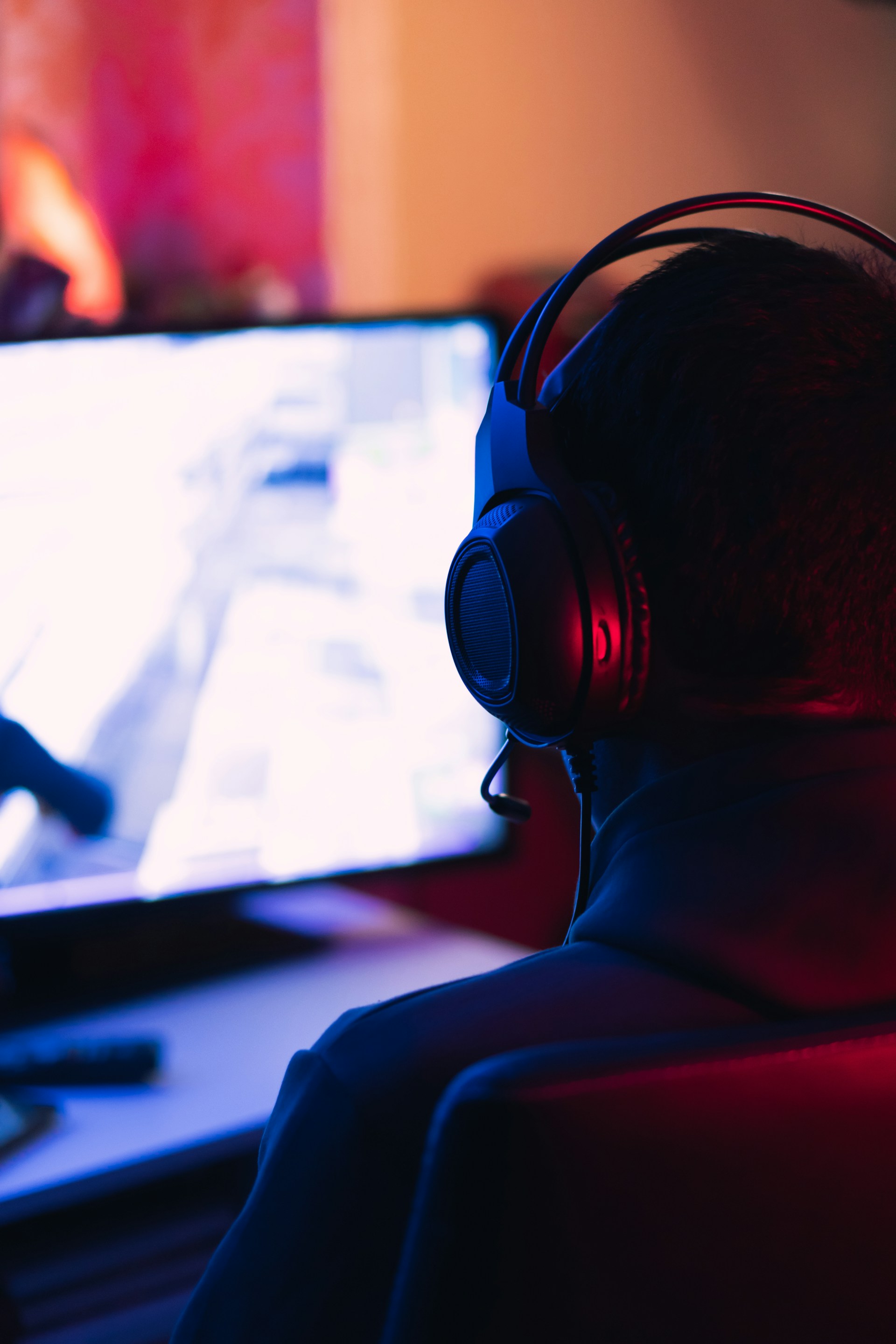 Equipo trabajando en el desarrollo creativo y técnico de un videojuego