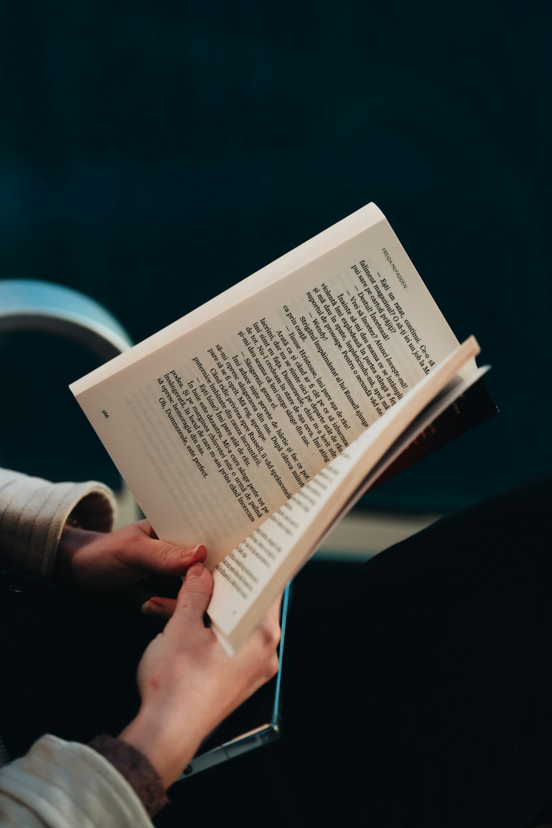 Escritor trabajando en el desarrollo de una obra literaria