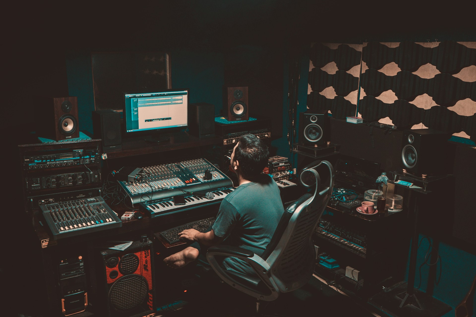 Artista trabajando dentro de un estudio de producción musical