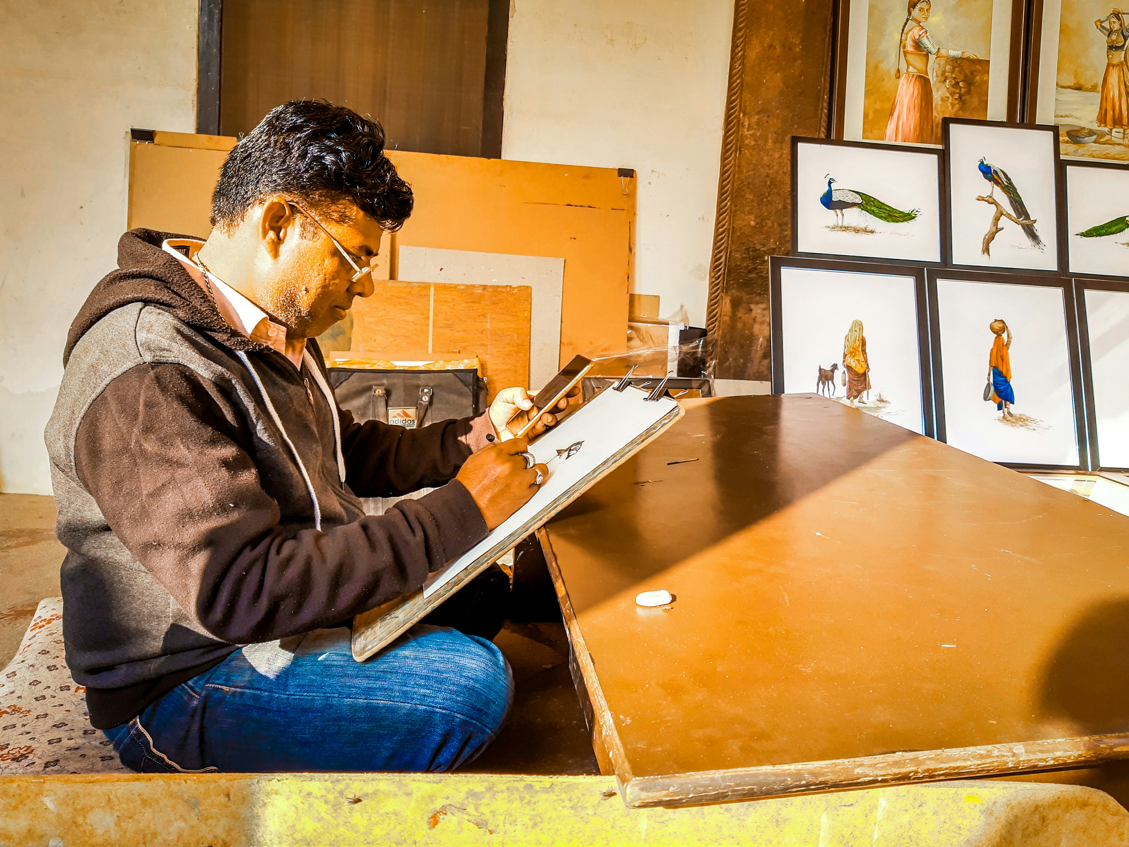 Artista trabajando en una obra visual dentro de su estudio
