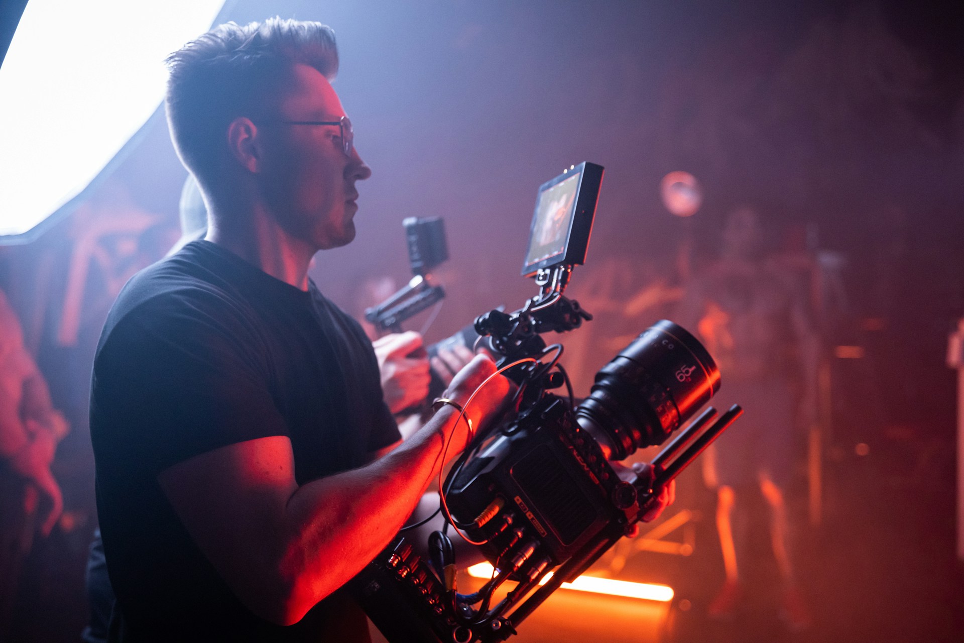 Equipo trabajando durante una producción cinematográfica